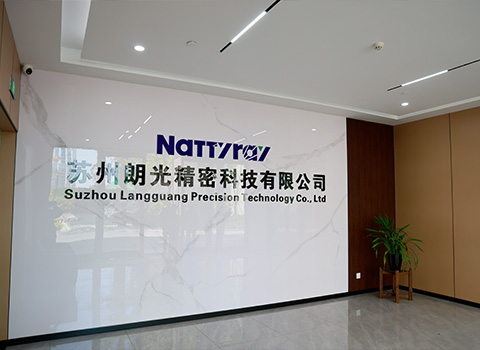 “逐光而行”的理念如何体现在苏州朗光的客户服务中？